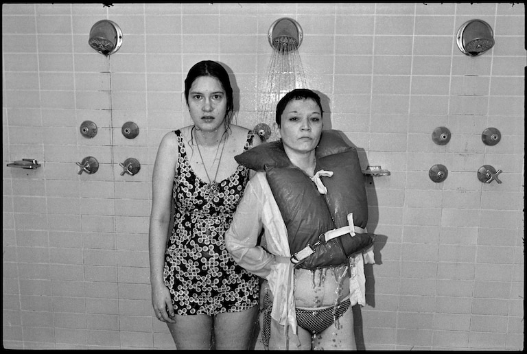 mary ellen mark [Mona and Beth in the shower, Ward 81, Oregon State Hospital, Salem, Oregon, USA]1976.