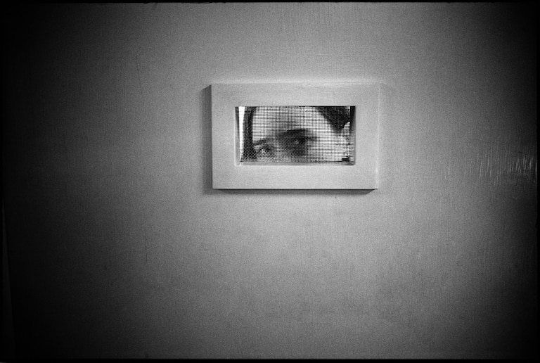 mary ellen mark [Tommie peeking out of room window, Ward 81, Oregon State Hospital, Salem, Oregon, USA]1976.