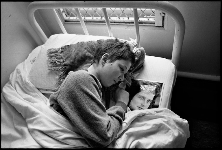mary ellen mark [Mona with Michael Douglas’s Picture, Ward 81, Oregon State Hospital, Salem, Oregon, USA]1976.