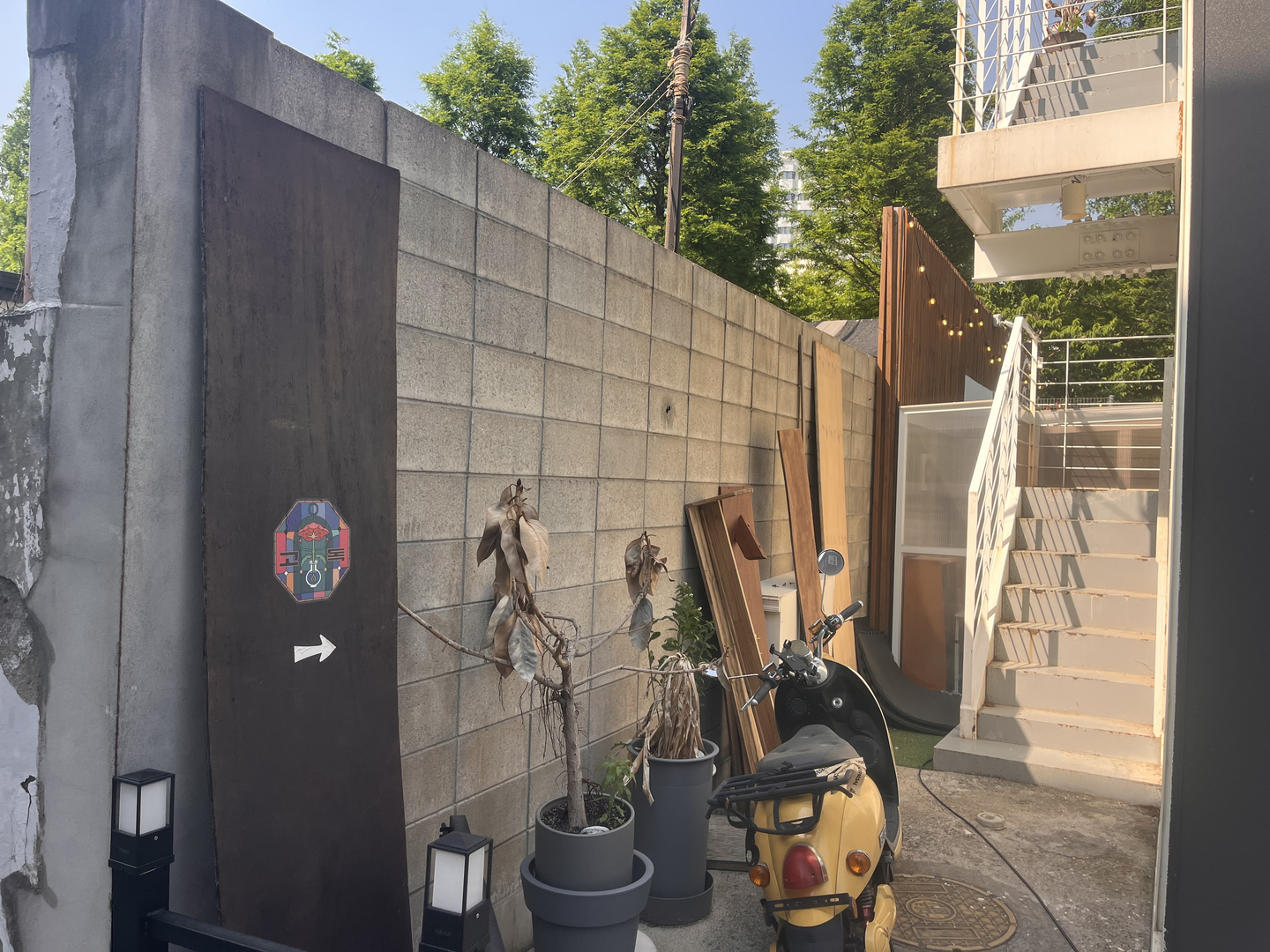 A hidden entrance to the former GoDok Stay "digital fasting center " on May 15th in Hongdae, west of Seoul. [Fergus Goodall Smith]