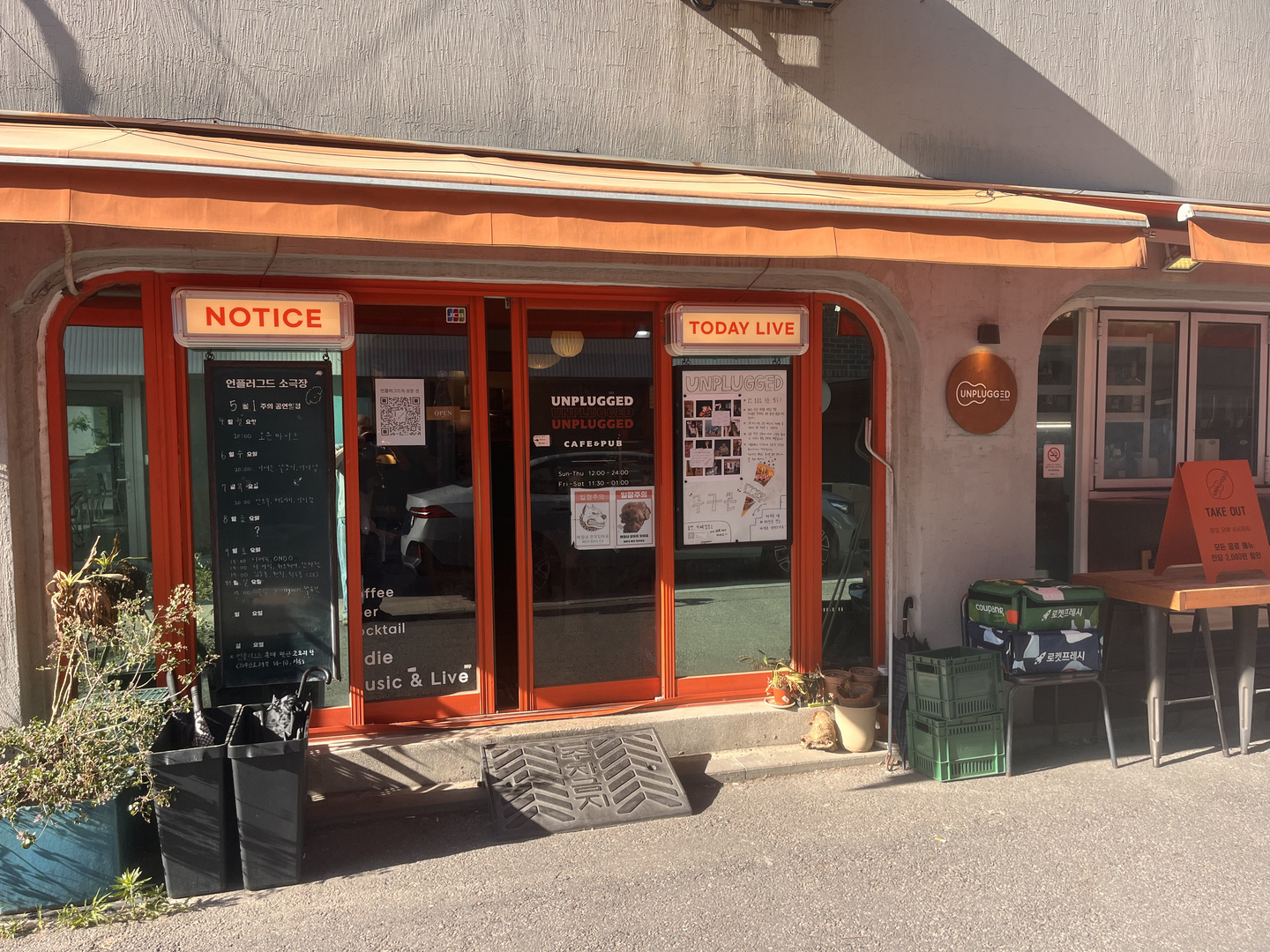 On May 8, an unplugged cafe in Hongdae, west of Seoul, where customers can find an outlet for their creativity. [Fergus Goodall Smith]
