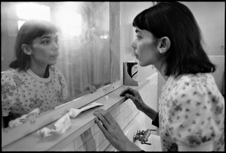mary ellen mark [Carol T. in the Mirror, Ward 81, Oregon State Hospital, Salem, Oregon, USA]1976.